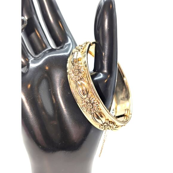 VTG Repousse Art Nouveau Raised Floral Design Gold Tone Bangle Bracelet Safety - Picture 5 of 5